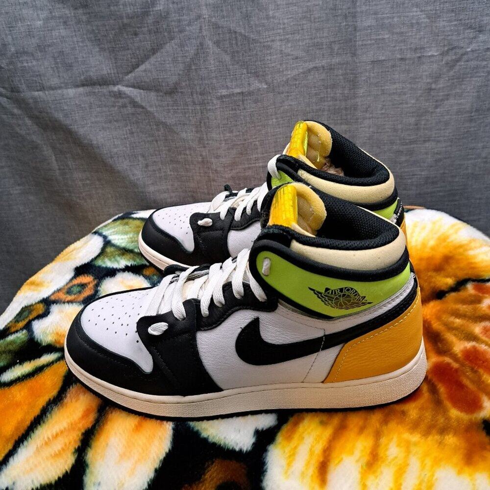 %Air Jordan 1 Retro High White Volt Size GS 6Y / 7.5 Women AJ24